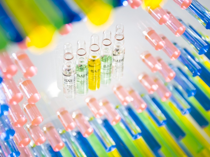 BABOR Fluids Ampullen in einer Schaufensterinstallation mit bunten Röhren