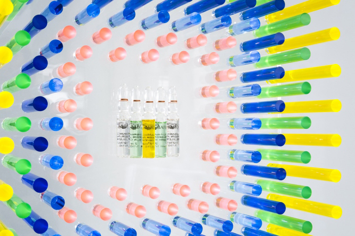 BABOR Ampullen in einer spiralförmigen Schaufensterinstallation mit farbigen Röhren