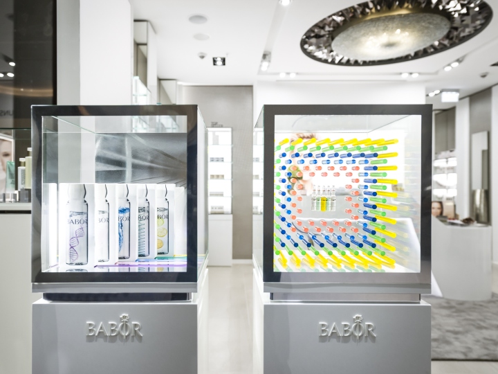 Präsentationsvitrine mit BABOR Produkten und Schaufensterinstallation