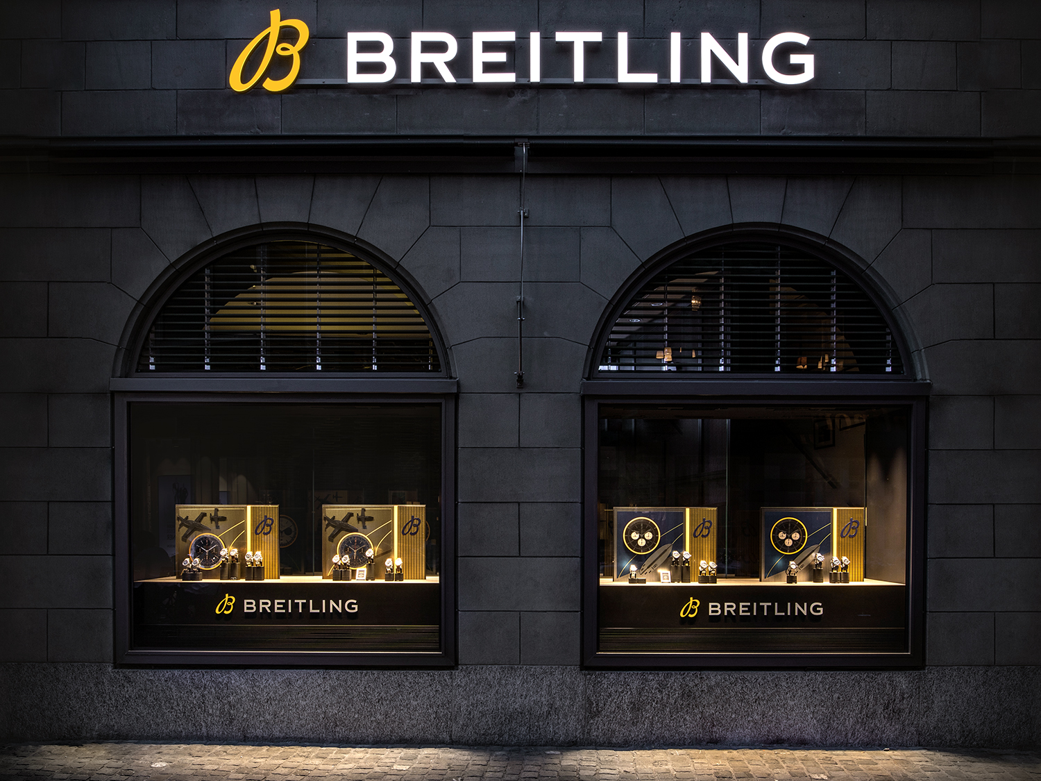 Breitling-Schaufenster mit flexibler Beleuchtung und Spezialeffekten, entwickelt von MORE PIOUS STUDIOS.