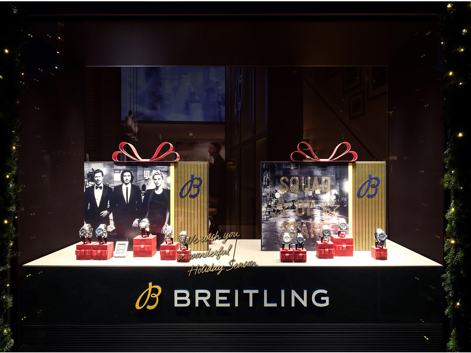 Breitling-Schaufenster mit "Squad of Stars"-Weihnachtsdekoration und luxuriösen Uhrenpräsentationen, gestaltet von MORE PIOUS STUDIOS mit window system.