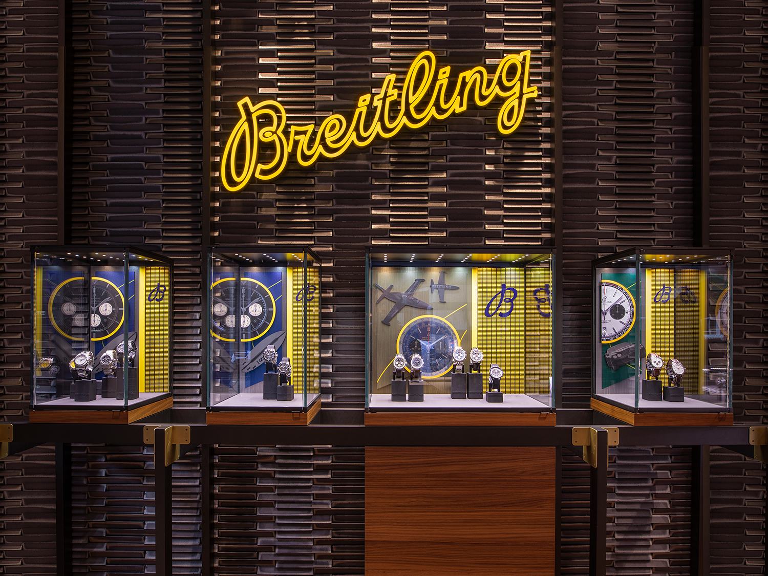 Detailansicht eines Breitling-Schaufensters mit flexibler Beleuchtung und Spezialeffekten, entwickelt von MORE PIOUS STUDIOS.