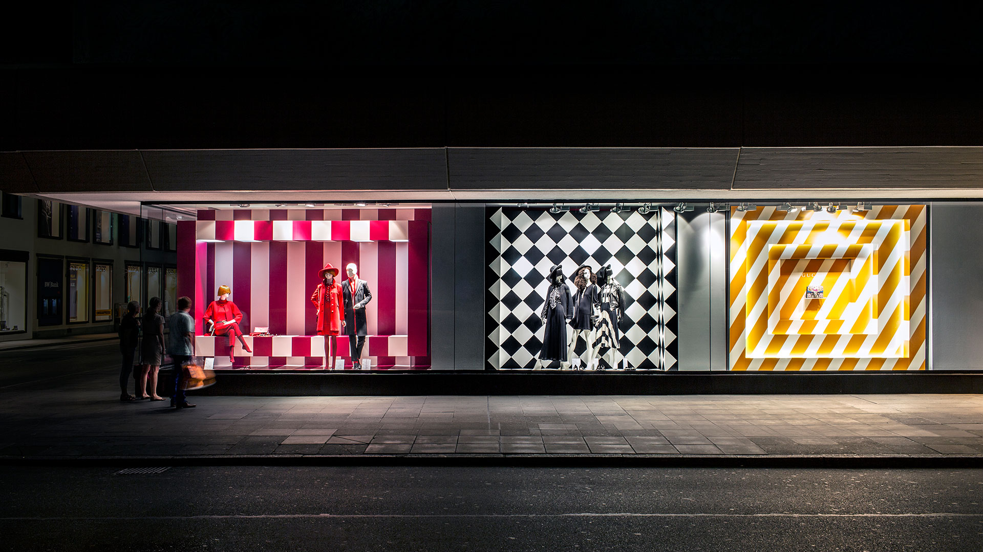 Gesamtdarstellung von Breuninger-Schaufenstern mit Rot-Weiß-, Schwarz-Weiß- und Gelb-Themen, gestaltet von MORE PIOUS STUDIOS für POS & Window Campaign und window system.