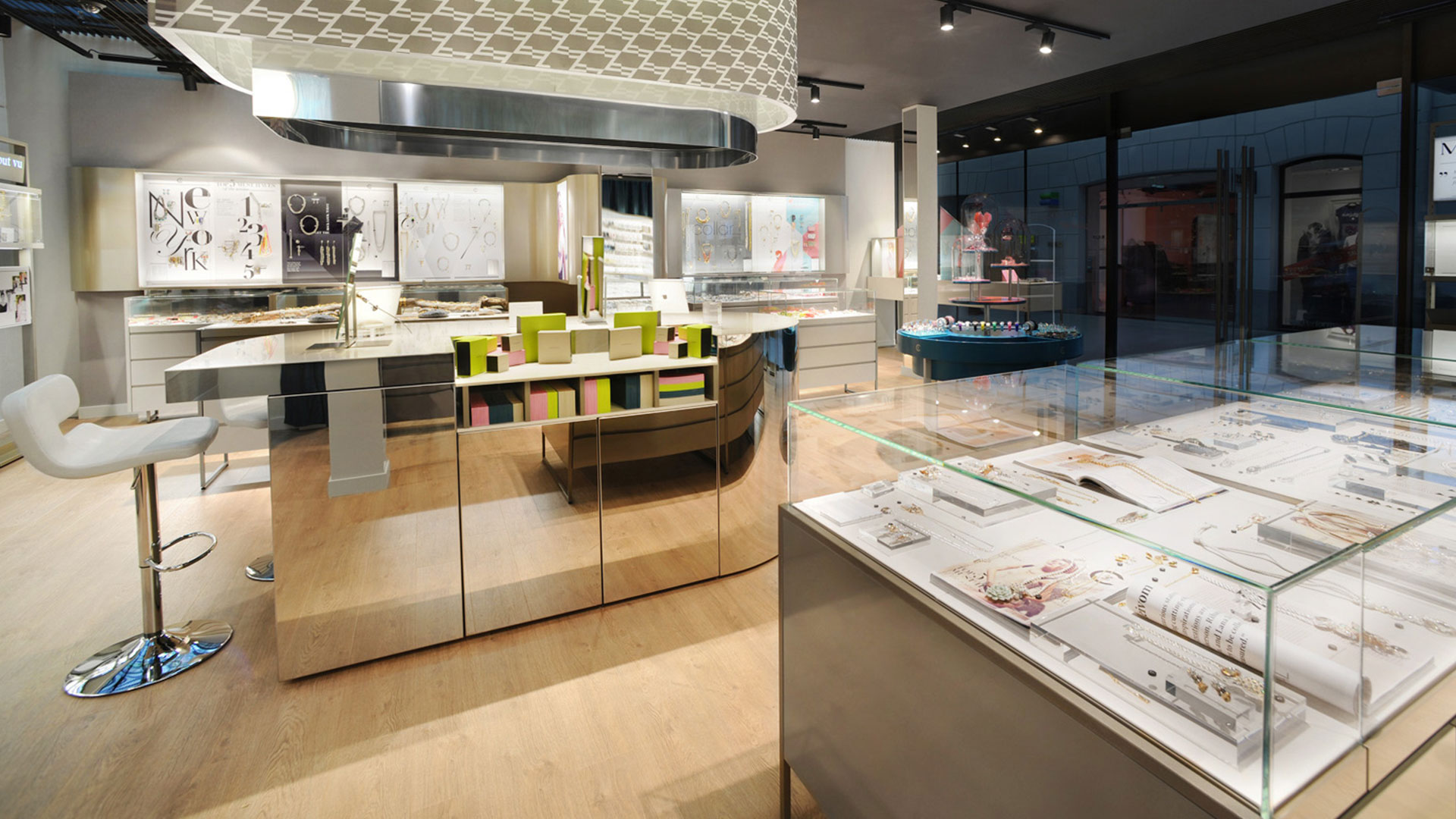 Innenansicht des Cadenzza Stores mit geschwungenem Tresen und modernem Retail Design, entwickelt von MORE PIOUS STUDIOS.