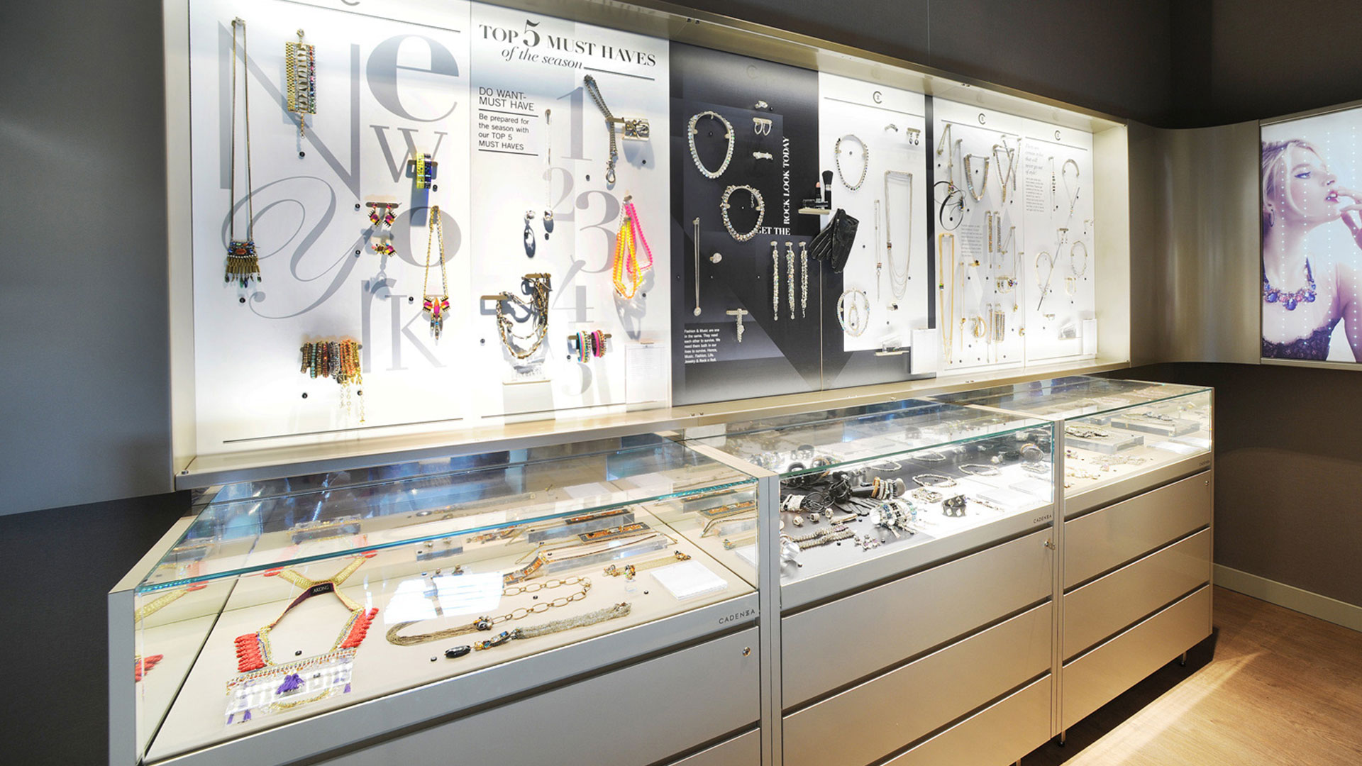 Schmuckvitrine mit New York inspiriertem Design, gestaltet von MORE PIOUS STUDIOS für Cadenzza als Teil der POS & Window Campaign.