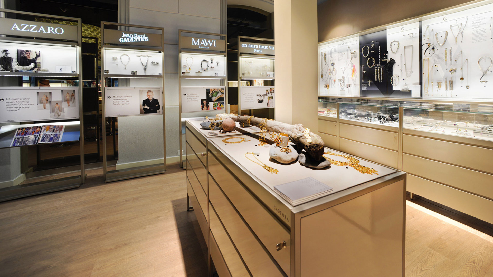 Elegantes Schmuckdisplay bei Cadenzza, entworfen von MORE PIOUS STUDIOS für POS & Window Campaign, mit verschiedenen Markenpräsentationen.