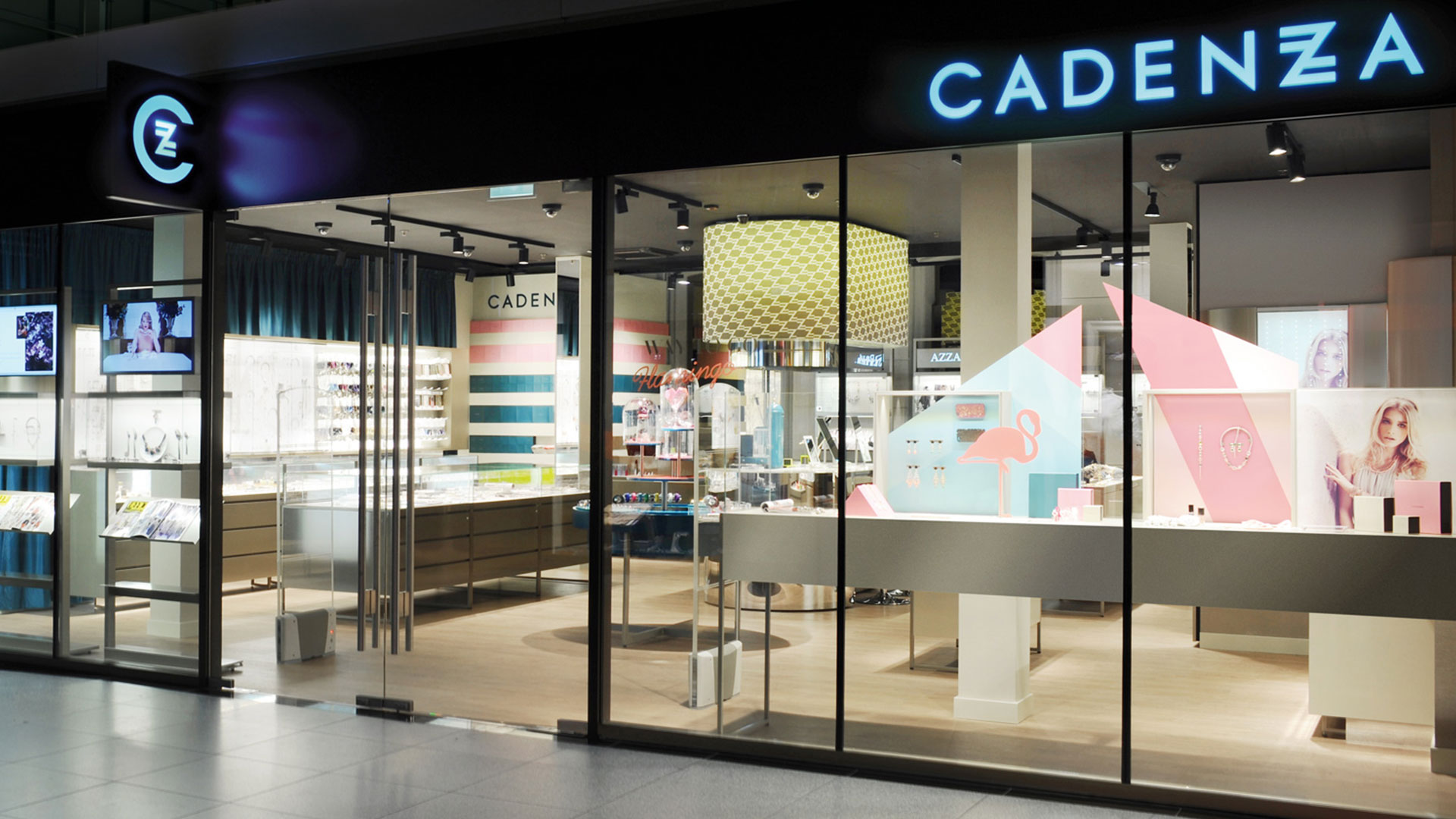 Außenansicht des Cadenzza Stores mit farbenfrohem Schaufenster und moderner Ladengestaltung, entworfen von MORE PIOUS STUDIOS.