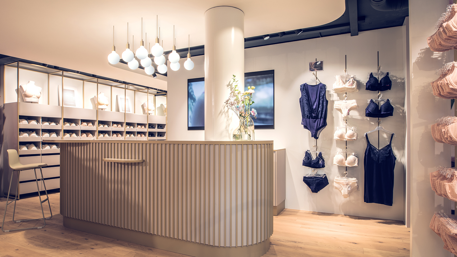 Empfangsbereich in einem Beldona-Geschäft mit stilvoller Ladentheke und floralen Akzenten, gestaltet von MORE PIOUS STUDIOS mit Fokus auf Retail Design und Visual Communication.