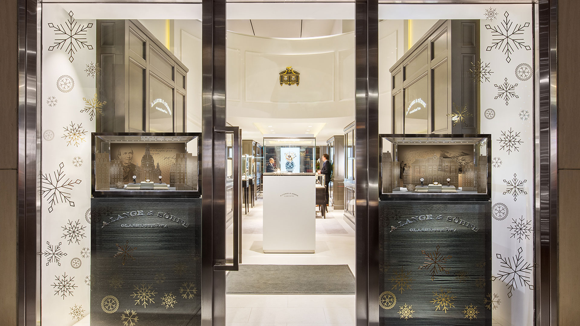 Schaufensteransicht des A. Lange & Söhne-Stores mit weihnachtlicher Dekoration und eleganter Beleuchtung.