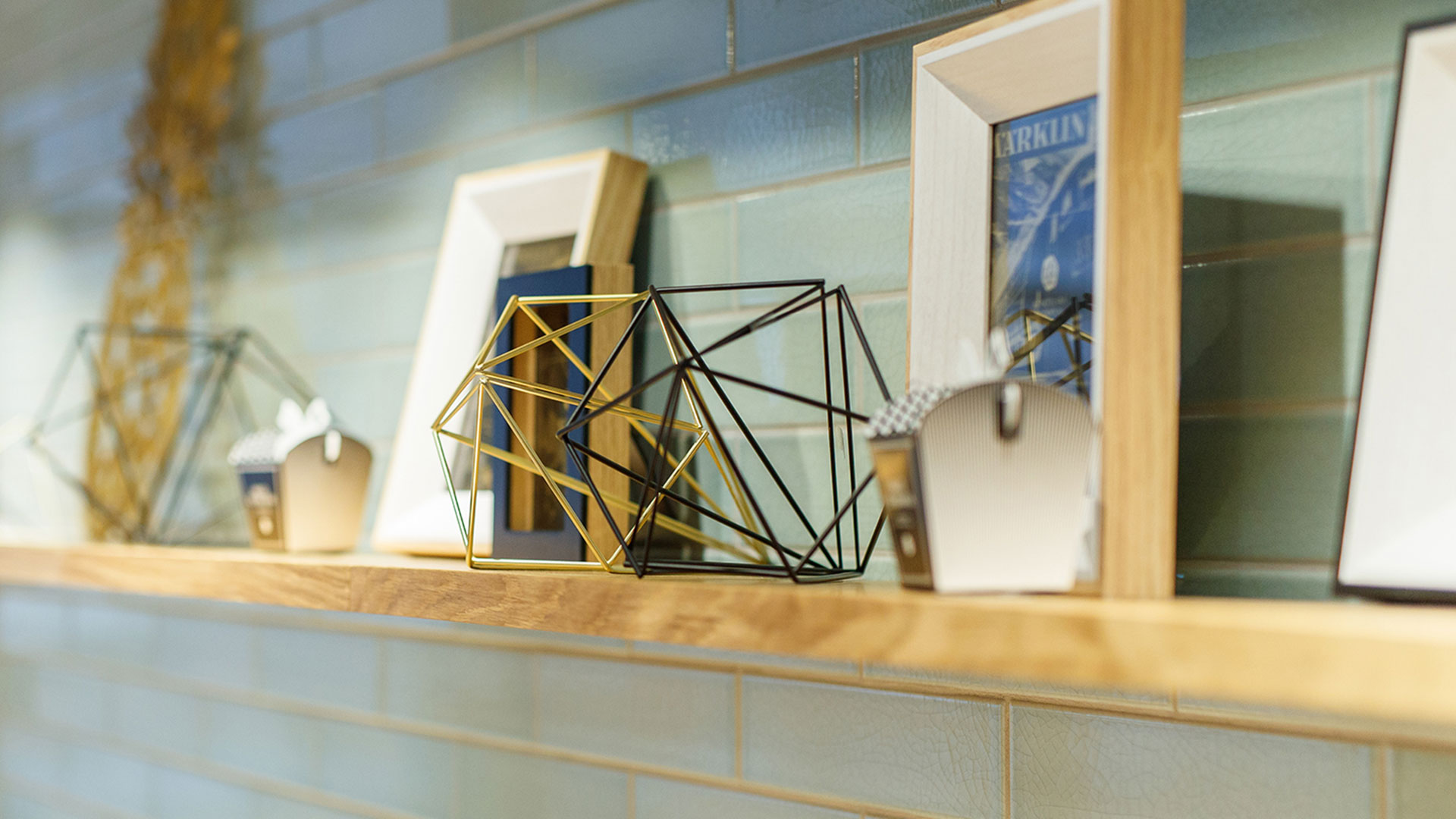 Dekoration mit geometrischen Objekten auf einem Regal im ArtHotel Ana, gestaltet von MORE PIOUS STUDIOS.