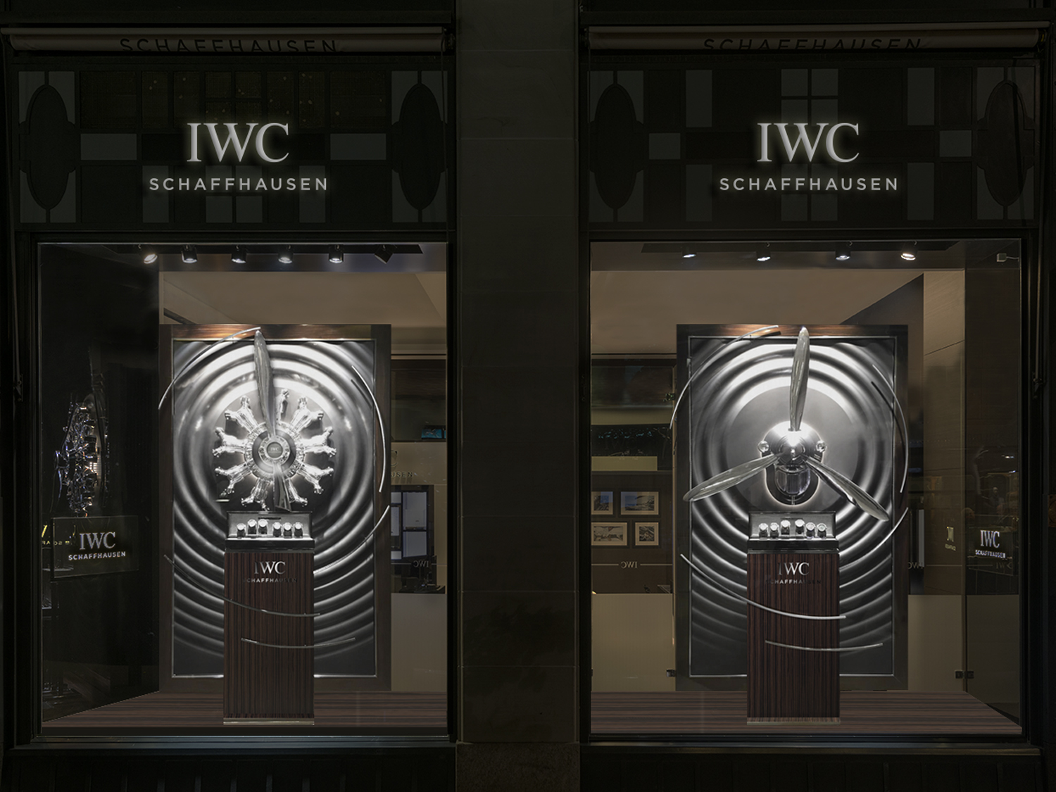 IWC Pilot-Kampagne: Schaufensteransicht mit Propellerinstallation und Uhrendisplays von MORE PIOUS STUDIOS.