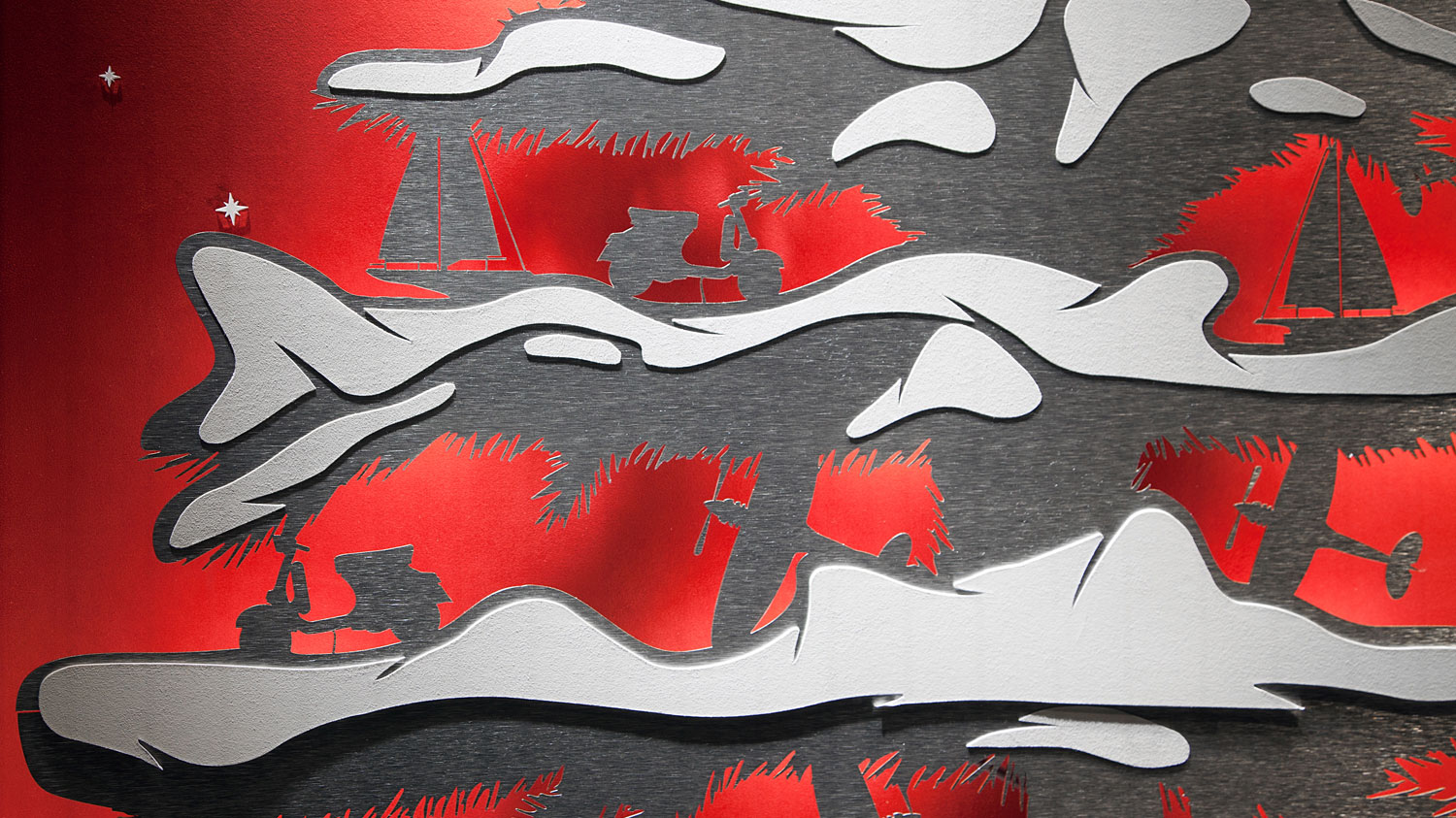 Rotes und silbernes Wandmotiv der IWC-Weihnachtskampagne, gestaltet von MORE PIOUS STUDIOS, mit Scherenschnitt-Design.