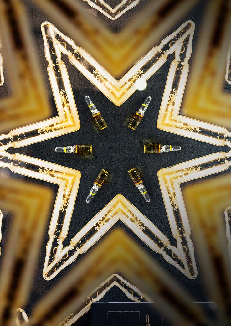 Schaufensterdesign der Babor Weihnachtskampagne mit goldenem Stern und festlicher Inszenierung, gestaltet von MORE PIOUS STUDIOS