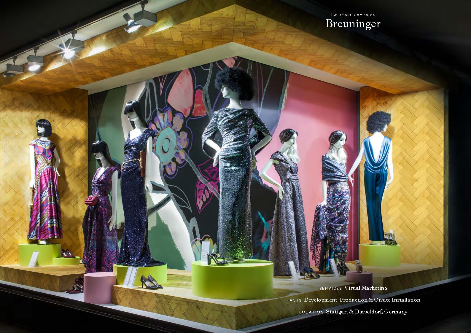 Schaufensterpräsentation bei Breuninger mit festlicher Mode und künstlerischem Hintergrund