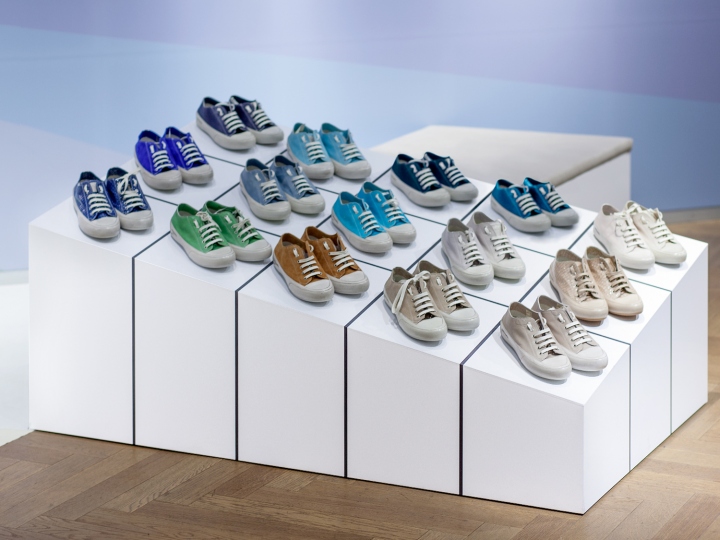 Schuhpräsentation im Candice Cooper Schaufenster, gestaltet von MORE PIOUS STUDIOS