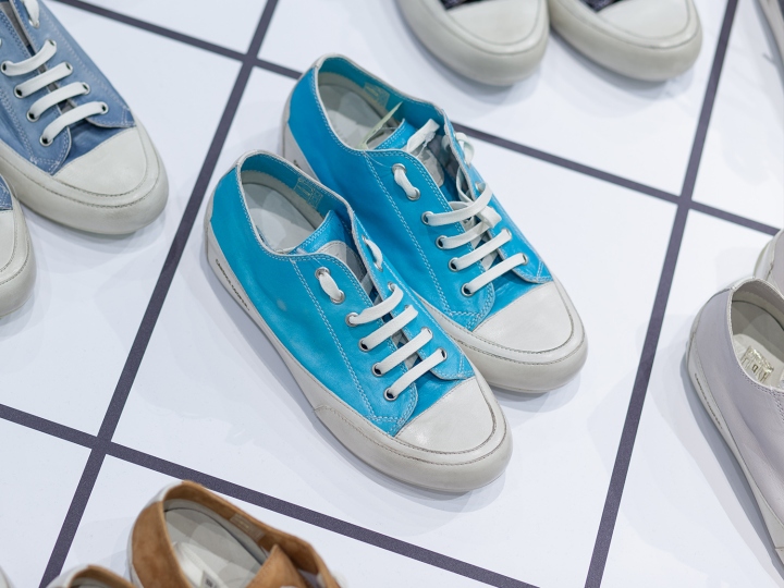 Candice Cooper Sneaker in Türkis, präsentiert im Schaufensterdesign von MORE PIOUS STUDIOS