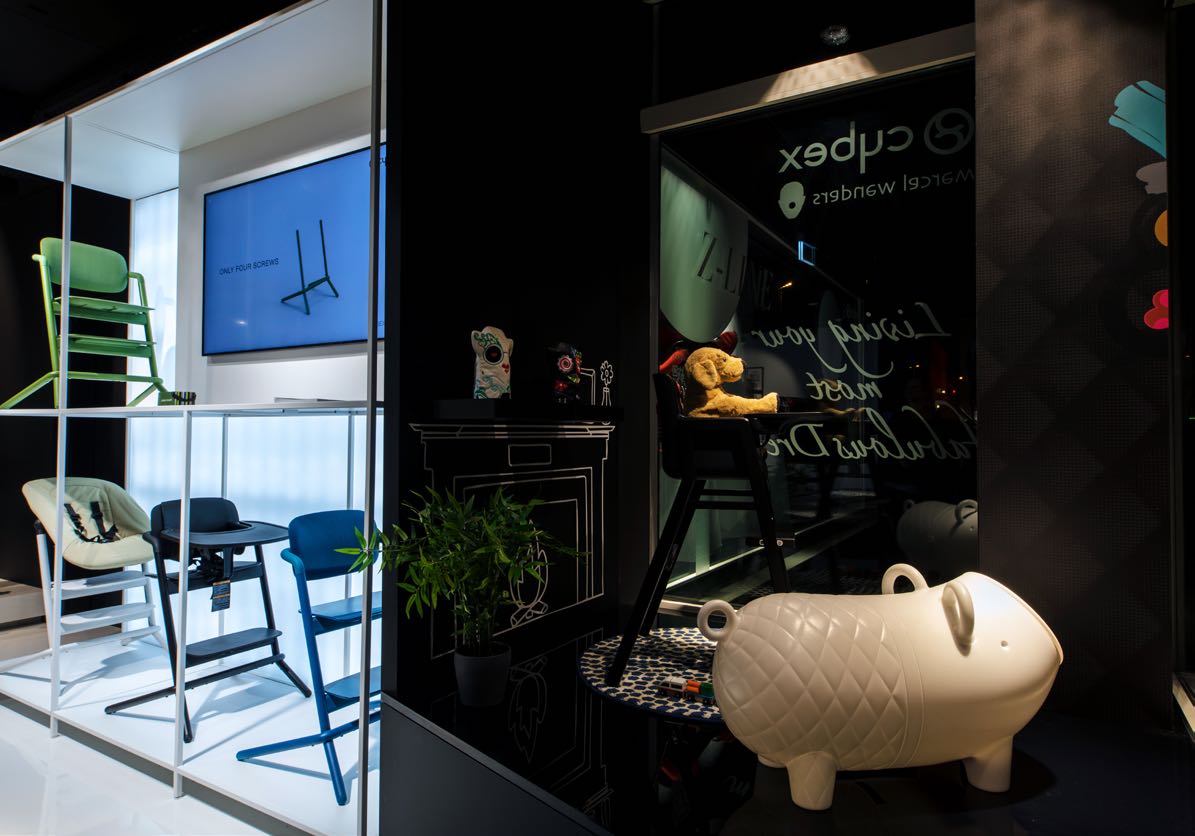 Detailreiche Ausstellung von Cybex-Produkten, einschließlich Hochstühlen und dekorativen Elementen, entworfen von MORE PIOUS STUDIOS.