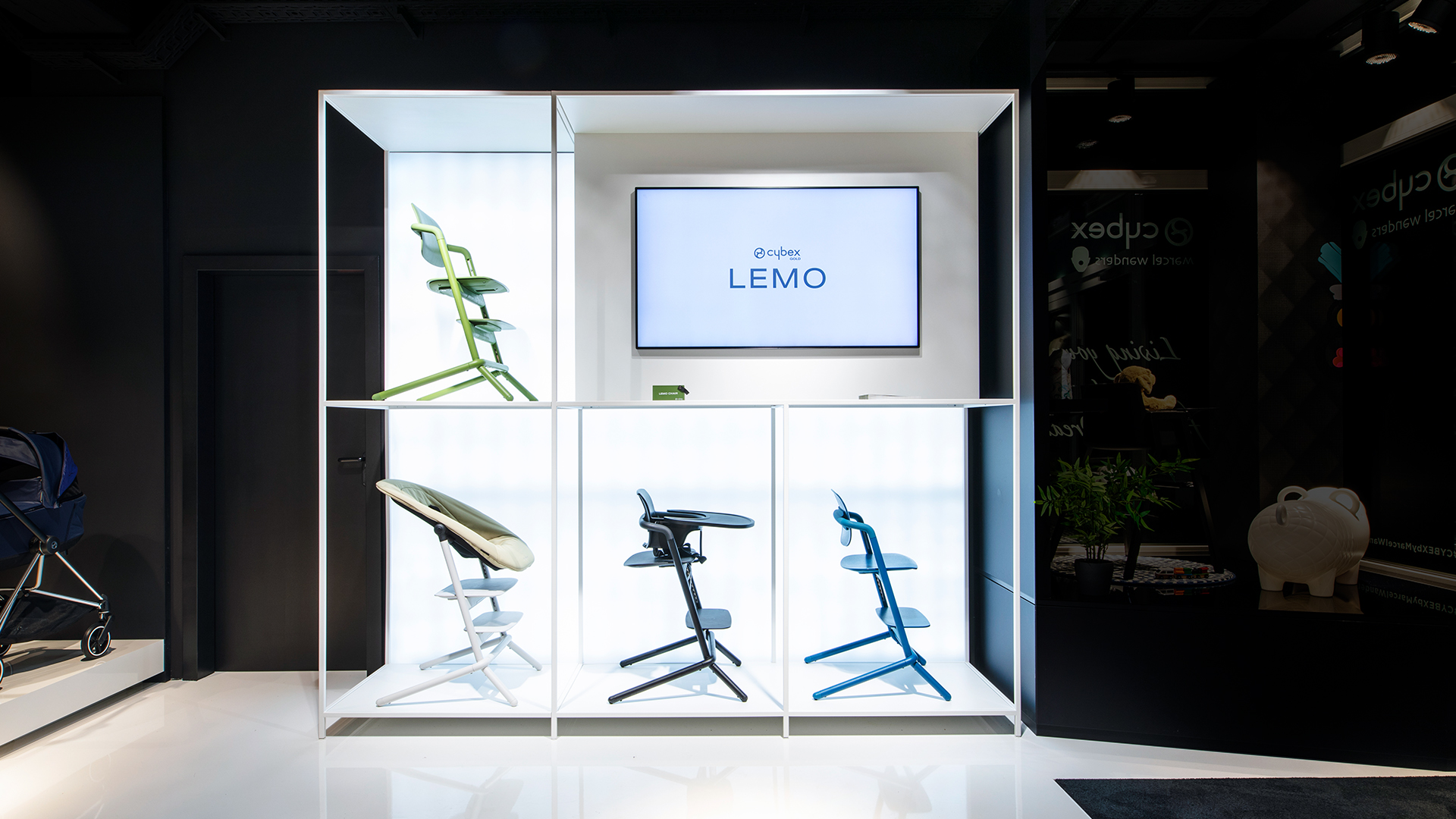 Minimalistische und stilvolle Präsentation von Cybex Hochstühlen, gestaltet von MORE PIOUS STUDIOS als Teil einer innovativen POS-Strategie.