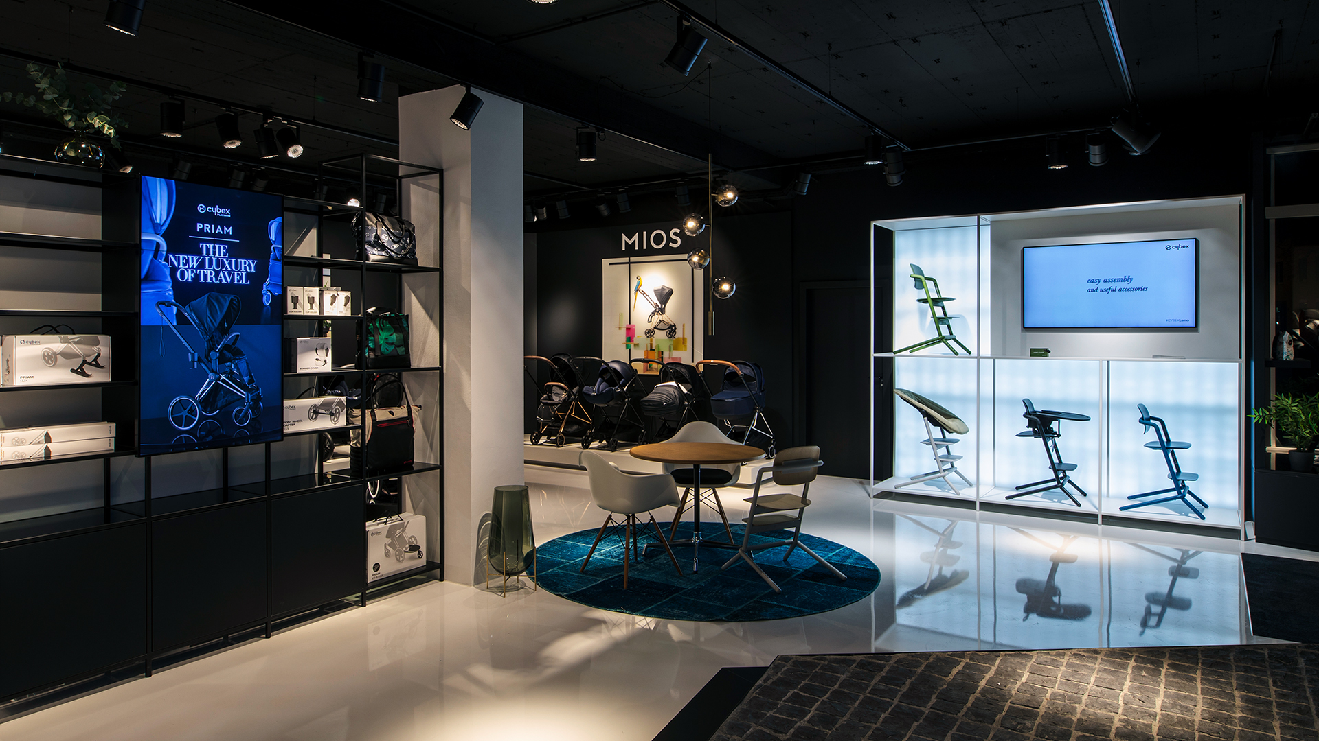 Cybex Premium-Produkte, darunter Kinderwagen und Hochstühle, in einer modernen und luxuriösen Verkaufsumgebung, gestaltet von MORE PIOUS STUDIOS.