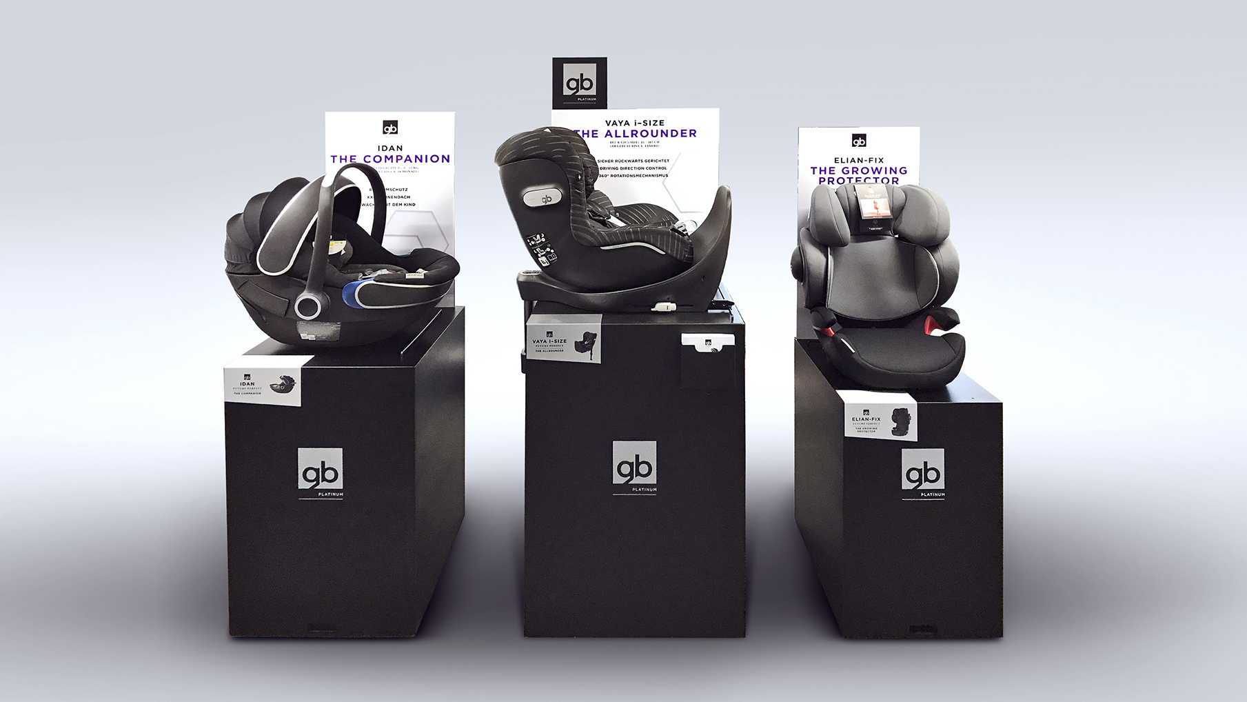 GB Platinum Autositze, präsentiert auf schwarzen Podesten in einem minimalistischen Retail Design, gestaltet von MORE PIOUS STUDIOS.