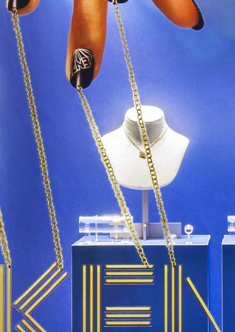 Kenzo-Schaufenster mit künstlerischen Händen, Mondmotiv und luxuriösem Schmuck, designt von MORE PIOUS STUDIOS
