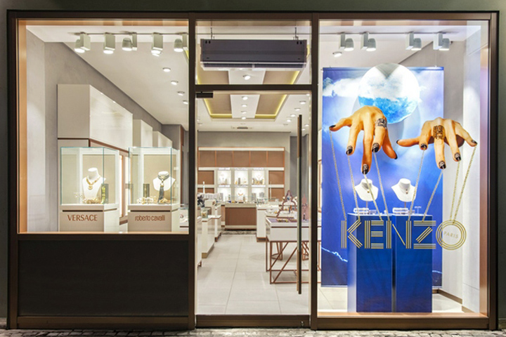 Kenzo-Schaufensterdesign mit luxuriösem Schmuck, präsentiert von MORE PIOUS STUDIOS