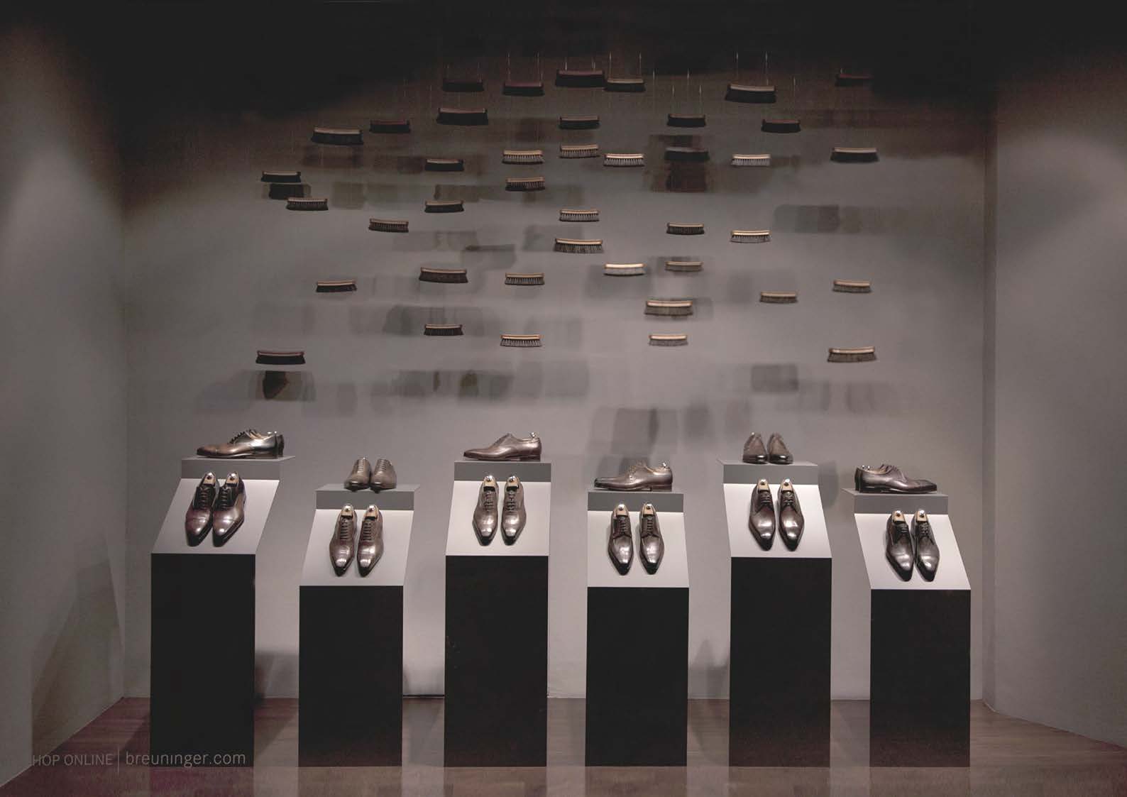 Schaufensterpräsentation von Lederschuhen mit modernen Design-Elementen, von MORE PIOUS STUDIOS gestaltet