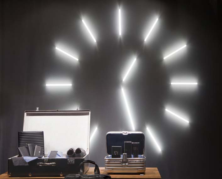 Schaufensterinstallation mit leuchtenden Linien in Form einer Uhr, von MORE PIOUS STUDIOS gestaltet