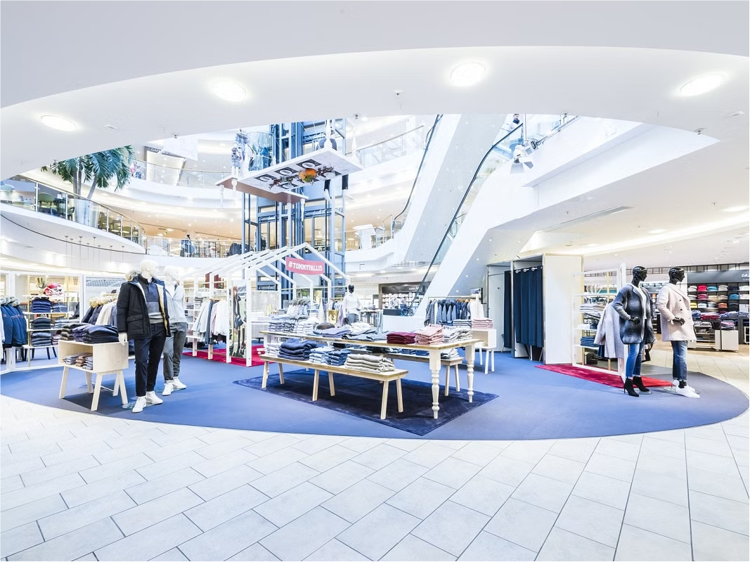 Offenes Raumkonzept des Pop-up-Stores Homecoming, gestaltet von MORE PIOUS STUDIOS mit modernen Präsentationselementen.