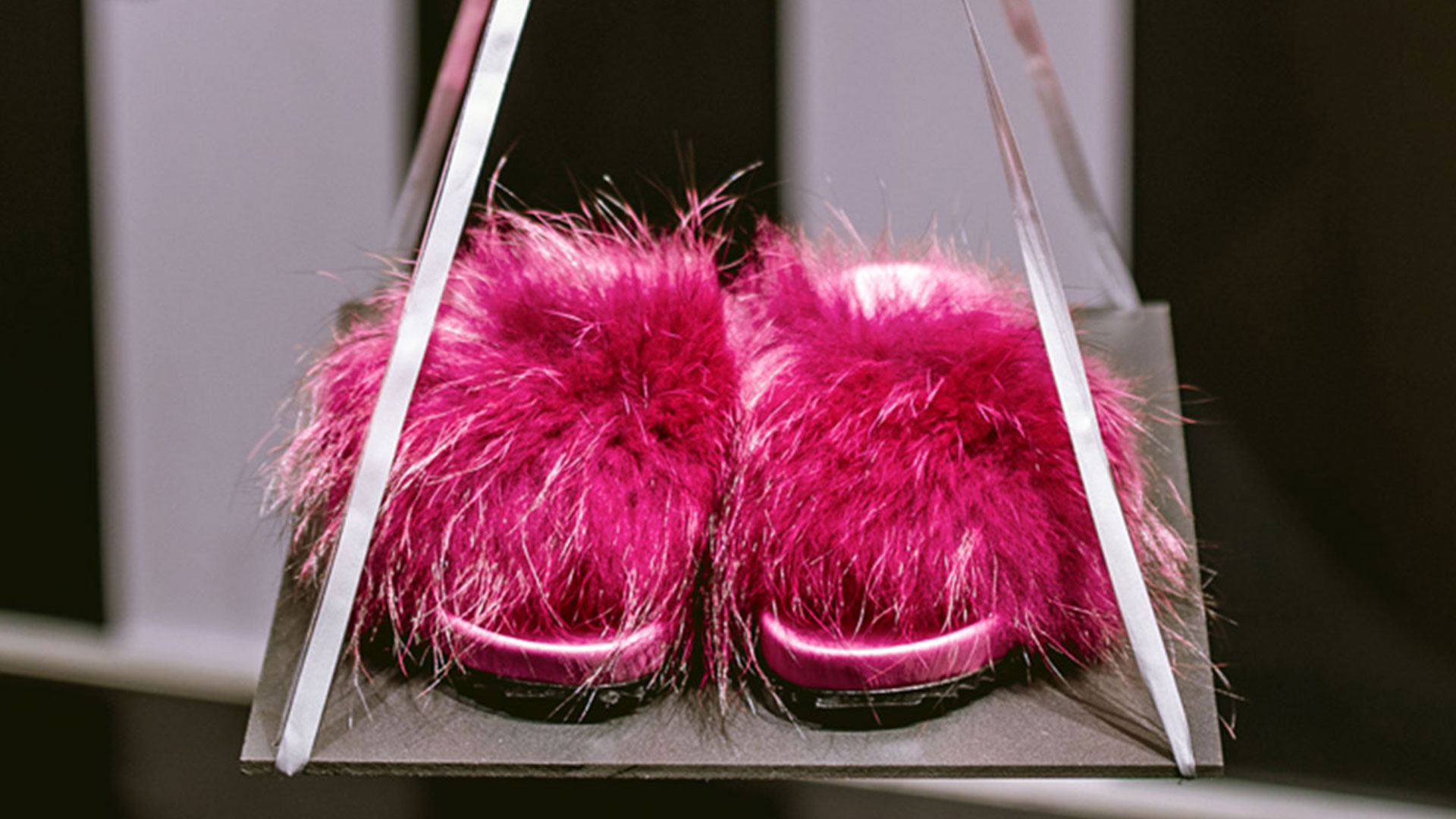 Pinke flauschige Schuhe als Teil einer Schaufensterinstallation