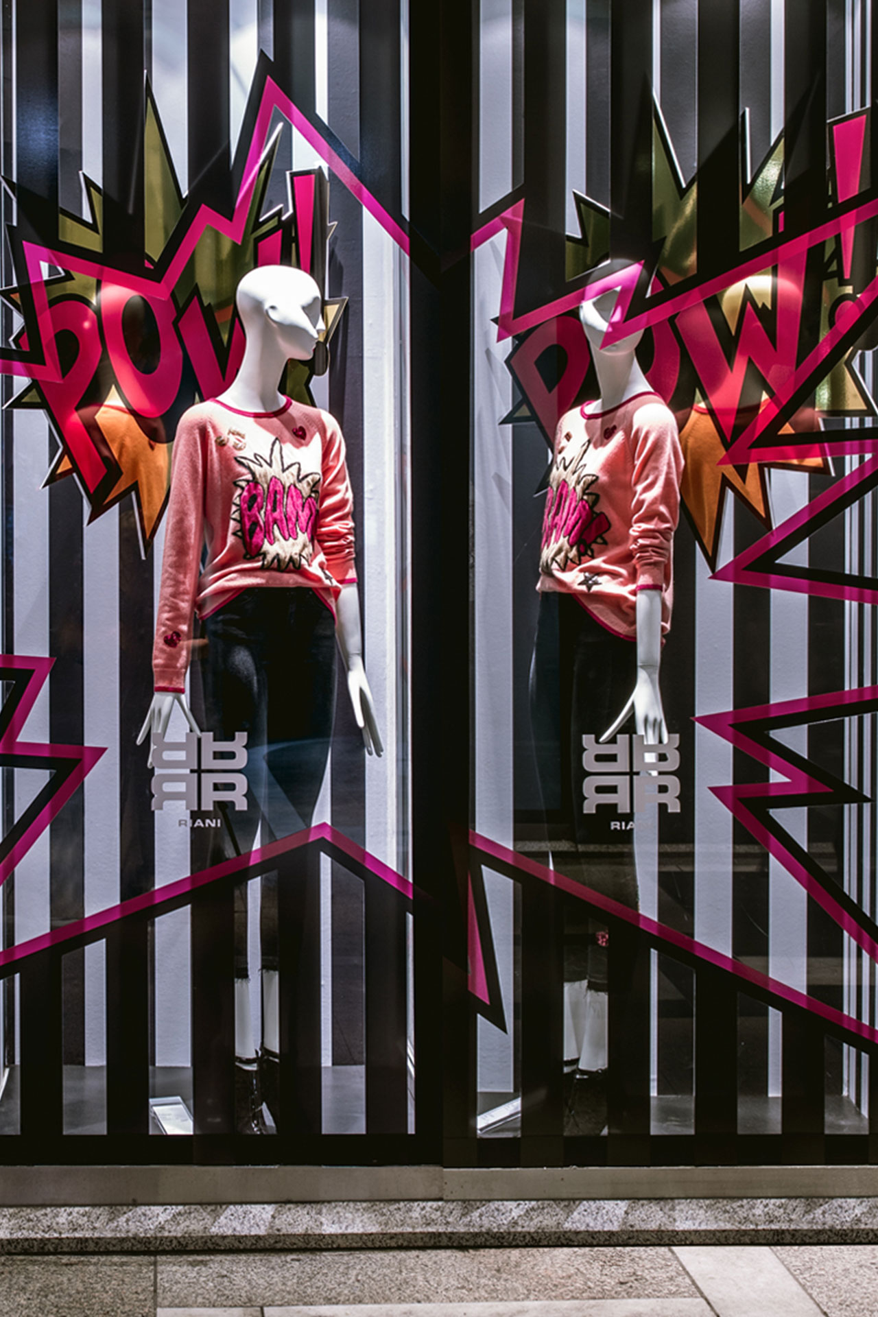 chaufensterpuppe mit Comic-inspirierter „POW!“ Gestaltung in Schaufensterinstallation