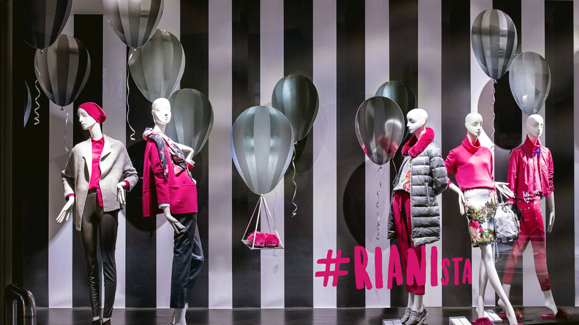 Schaufensterinstallation mit Schaufensterpuppen, Luftballons und #RIANista Schriftzug