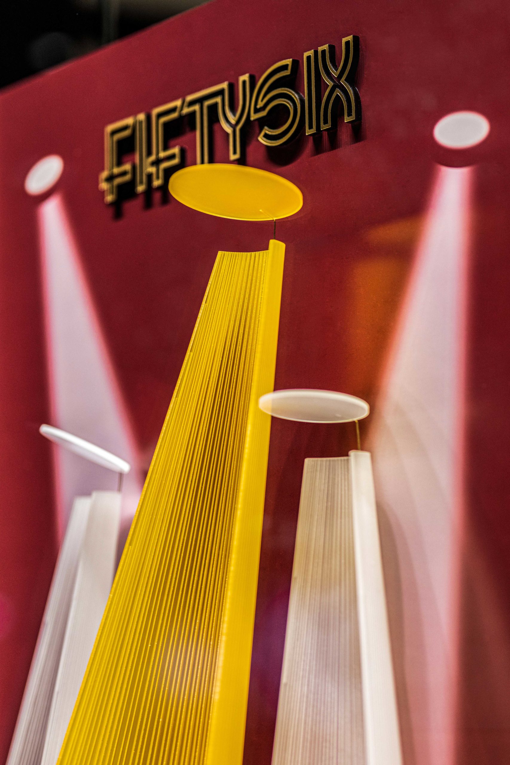 Detailaufnahme des „Fiftysix“ Displays mit gelbem und rotem Designelement