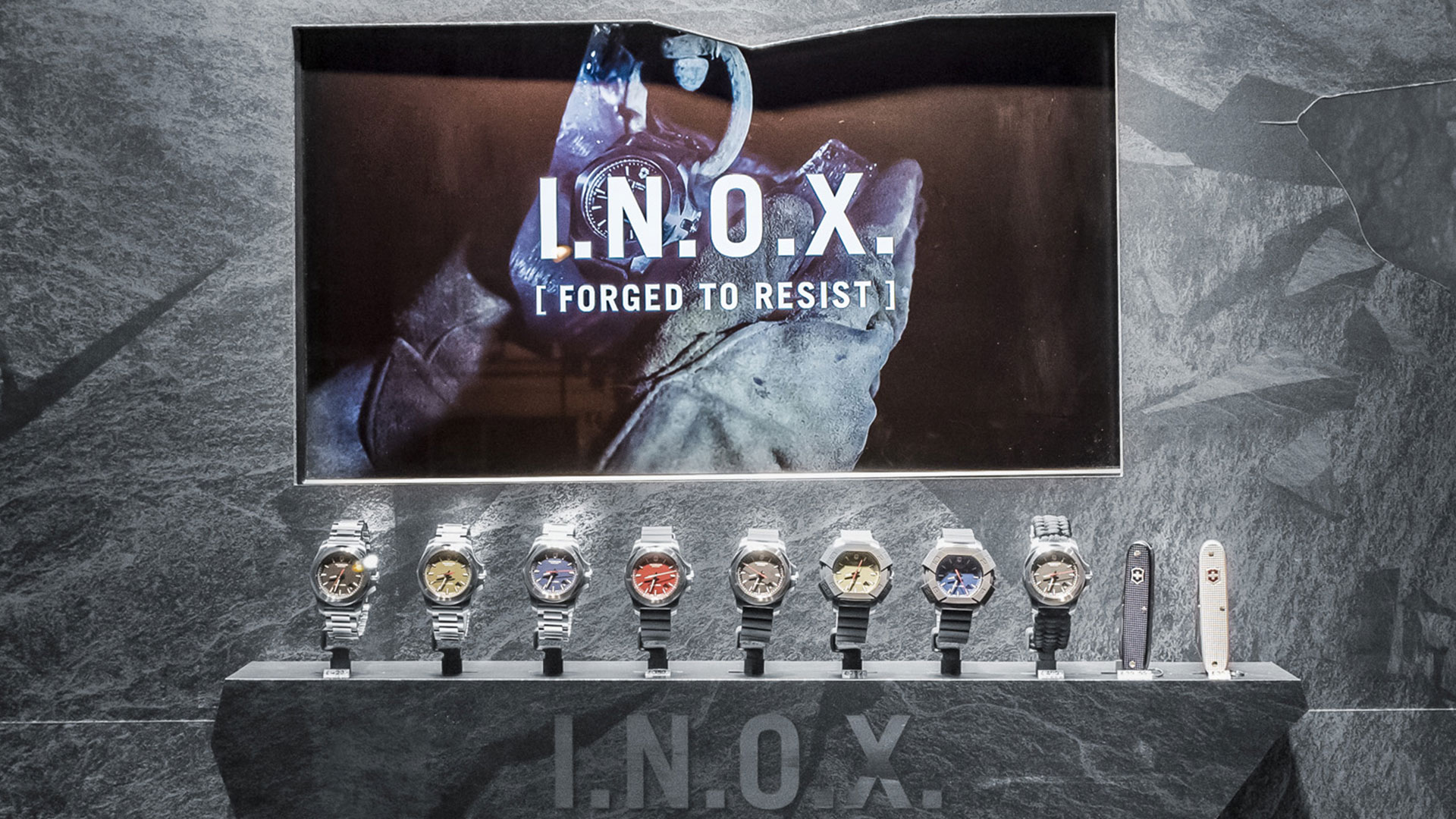 Präsentation der Victorinox I.N.O.X. Uhrenkollektion mit Werbebildschirm