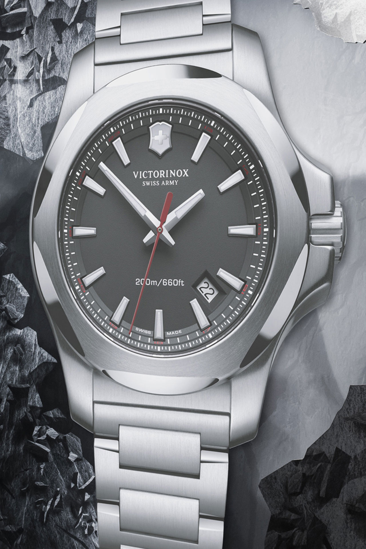 Nahaufnahme der Victorinox I.N.O.X. Uhr mit grauem Zifferblatt