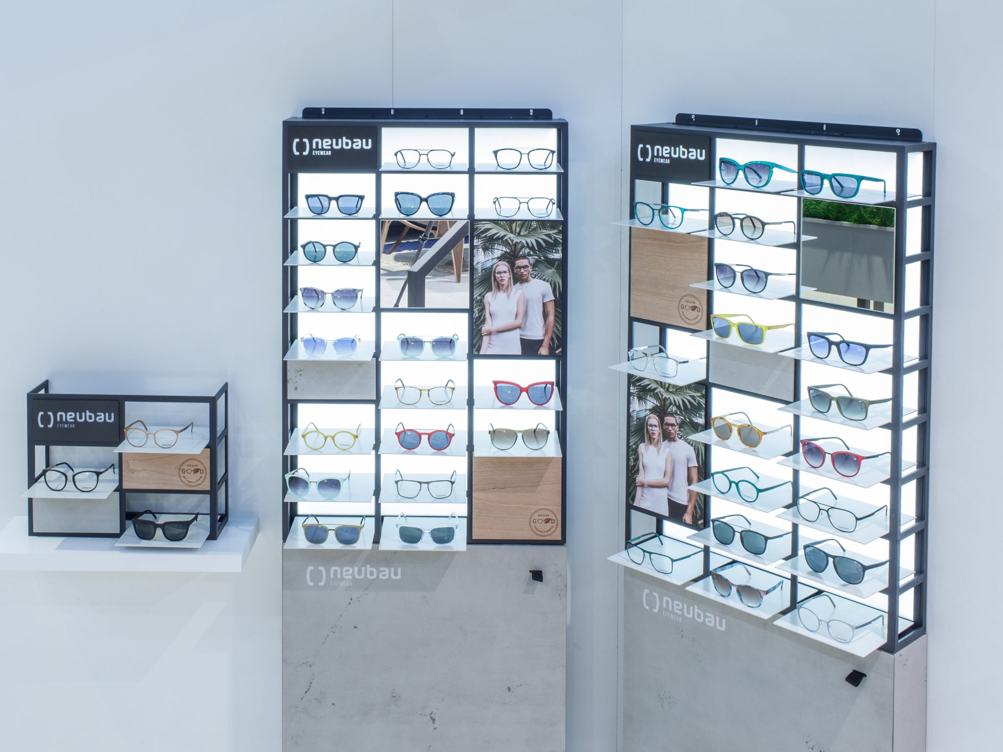 Freistehendes Brillendisplay mit verschiedenen Brillenmodellen und Produktabbildungen, entworfen von MORE PIOUS STUDIOS.