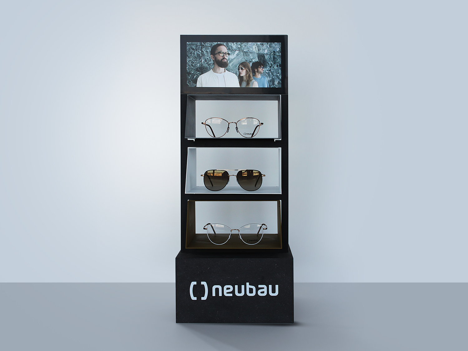 Hochformatiges Brillendisplay mit mehreren Ebenen und Brillenmodellen, entwickelt von MORE PIOUS STUDIOS.