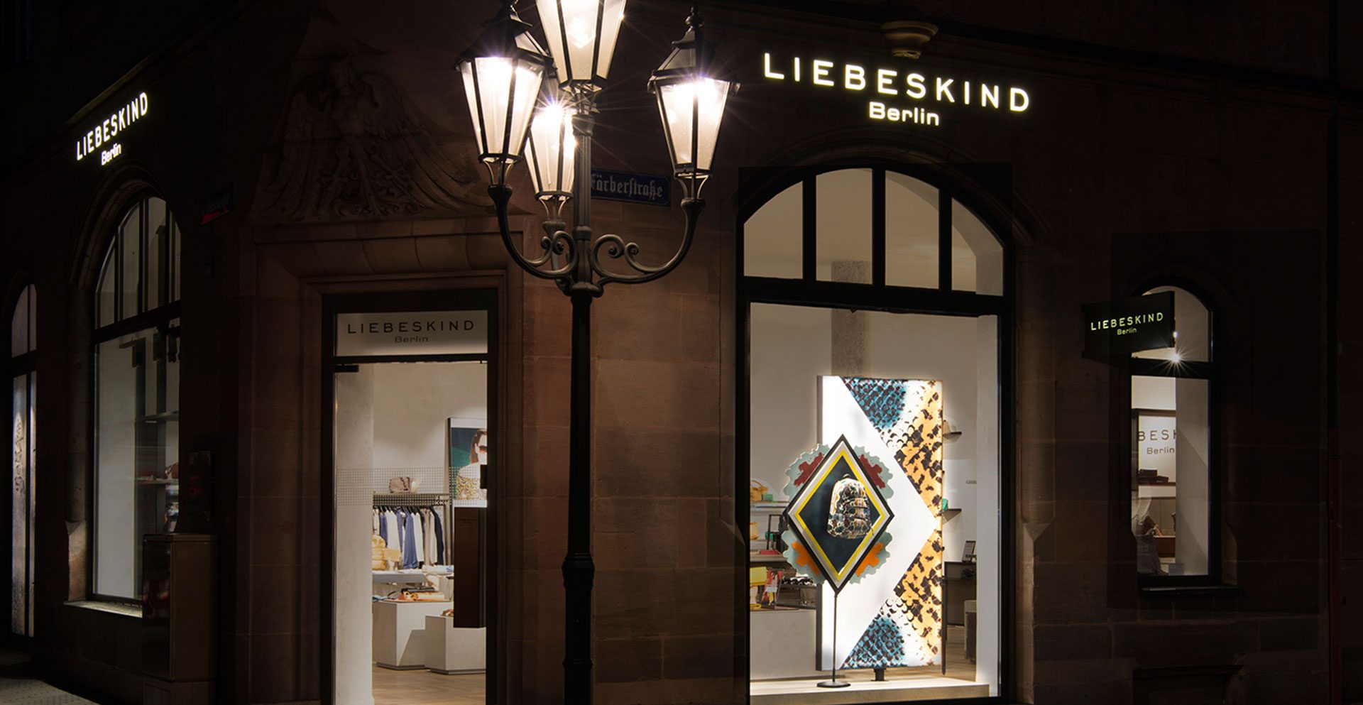 Außenansicht des Liebeskind Berlin Stores mit Patternity Summer Campaign Schaufenster, entworfen von MORE PIOUS STUDIOS.