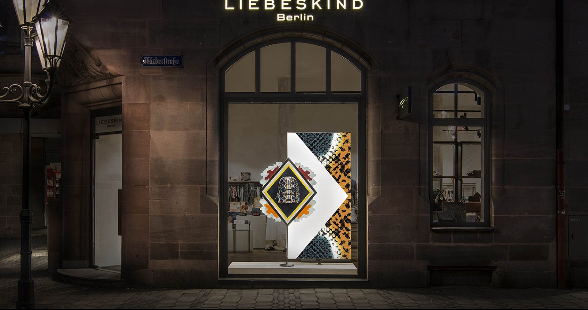 Vollansicht des Liebeskind Berlin Stores mit Schaufensterinstallation der Patternity Summer Campaign, entwickelt von MORE PIOUS STUDIOS.