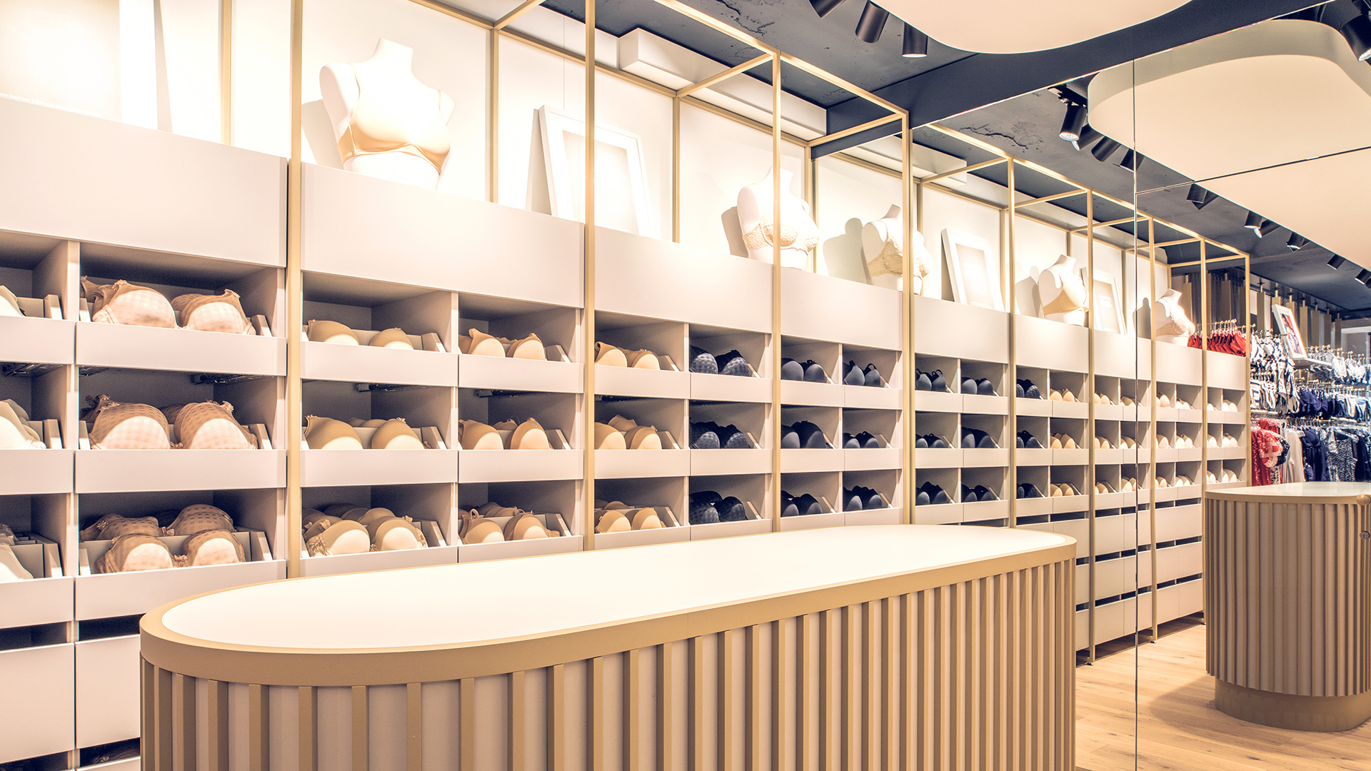 Regalwand mit BHs in verschiedenen Farben und Größen in einem Beldona-Geschäft, entworfen von MORE PIOUS STUDIOS, fokussiert auf POS & Window Campaign sowie Retail Design.