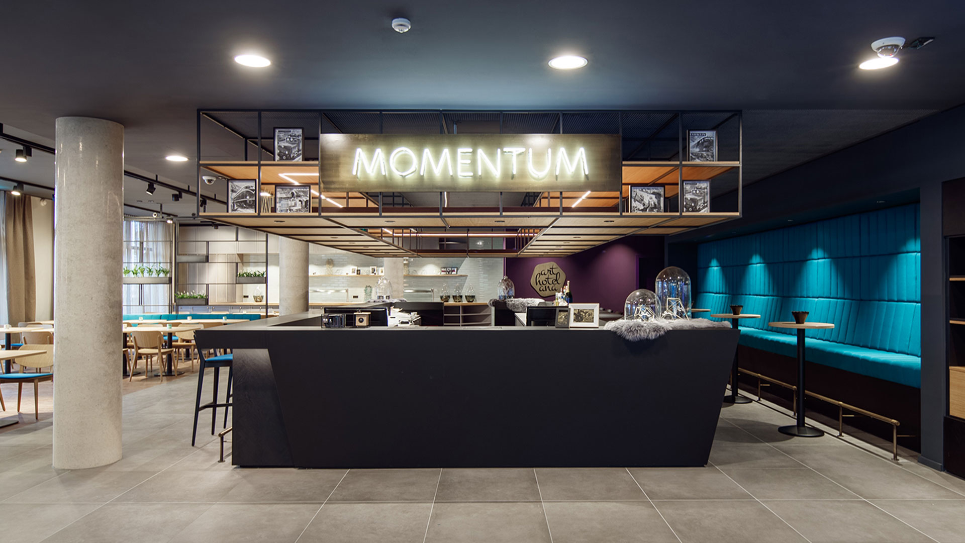 „Momentum“-Schriftzug im ArtHotel Ana in Göppingen, gestaltet von MORE PIOUS STUDIOS.