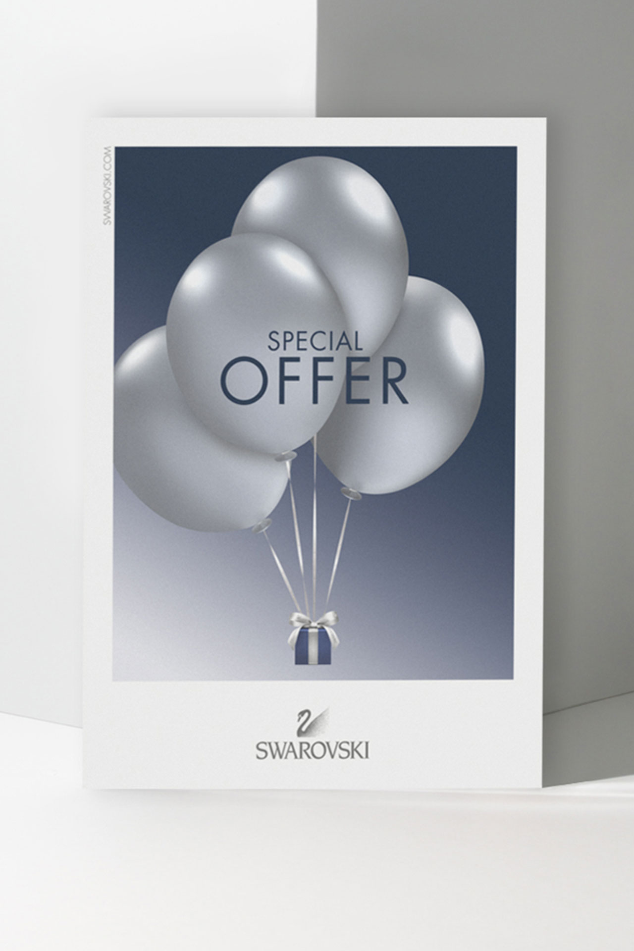 Swarovski Special Offer-Poster mit silbernen Luftballons und Geschenkbox.
