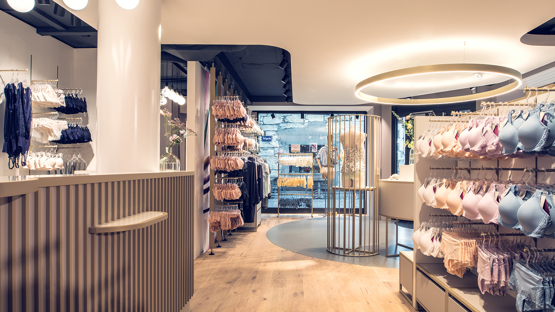 Eleganter Verkaufsbereich mit Unterwäschepräsentation und harmonischer Beleuchtung im Beldona-Geschäft, gestaltet von MORE PIOUS STUDIOS.