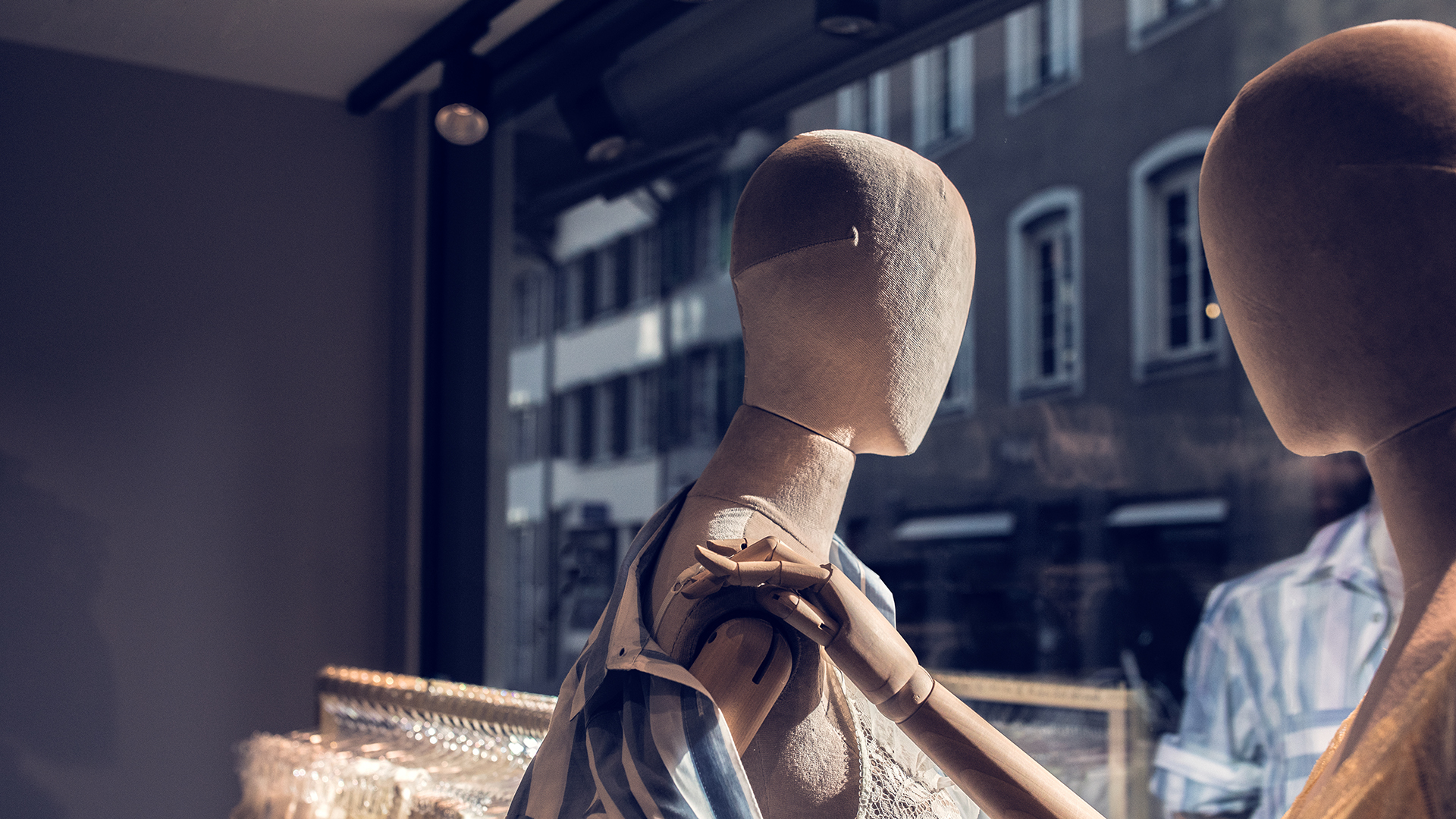 Schaufensterpuppe im Beldona-Geschäft mit Vintage-Charakter, gestaltet von MORE PIOUS STUDIOS für eine POS- und Window-Kampagne.